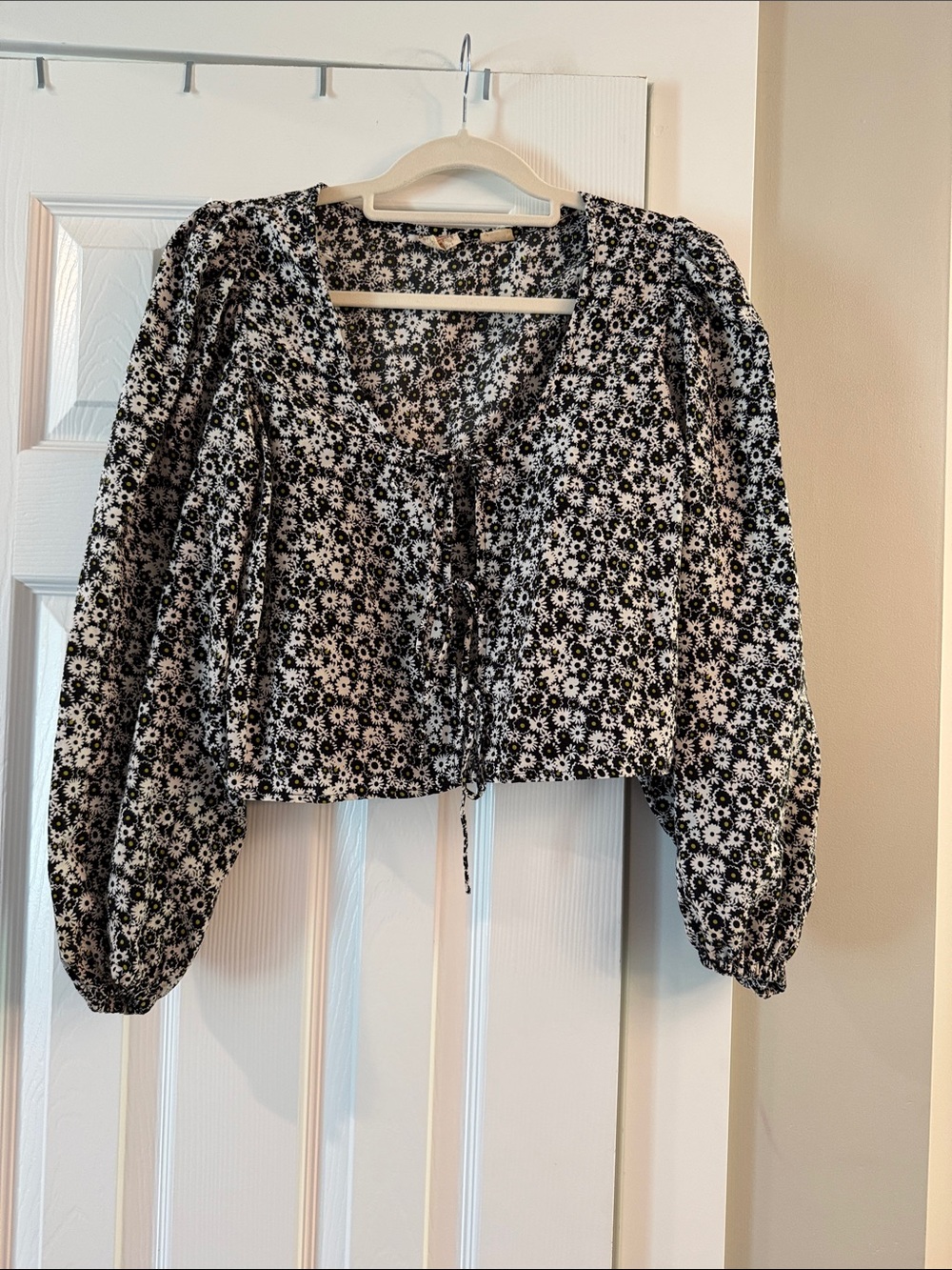 Levi's Black & White Floral Lace-Up Puff Sleeve Crop Top